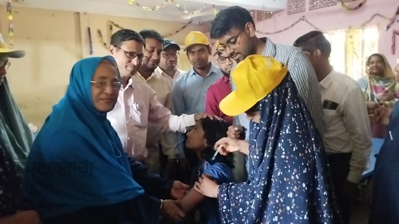 দুপচাঁচিয়ায় টাইফয়েড টিকাদান ক্যাম্পিংয়ের উদ্বোধন। 
