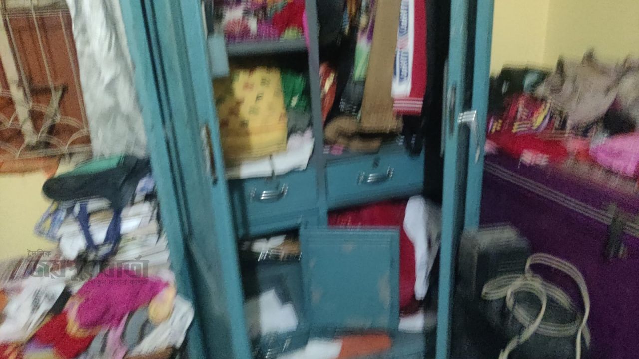 তালা ভেঙে ৮ লাখ টাকার মালামাল লুট, আক্কেলপুরে শিক্ষক দম্পতির বাসায় চুরি