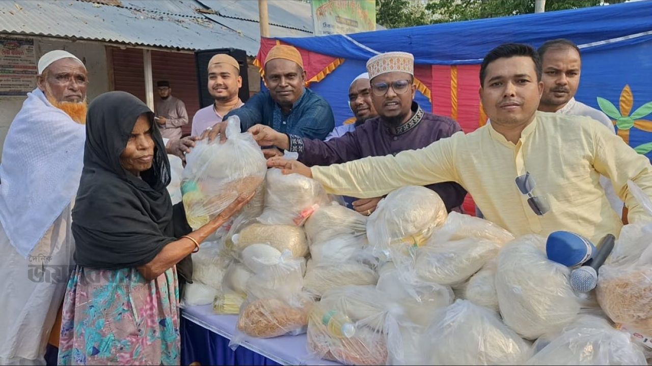 জয়পুরহাটে ১২০ টি অসহায় ও দুস্থ পরিবারের মাঝে ঈদ সামগ্রী বিতরণ