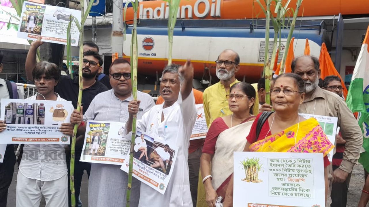 পরিবহন ব্যবস্থাকে সচল রাখতে এবং আঁখ চাষীদের বাঁচিয়ে রাখতে অভিনব প্রতিবাদ