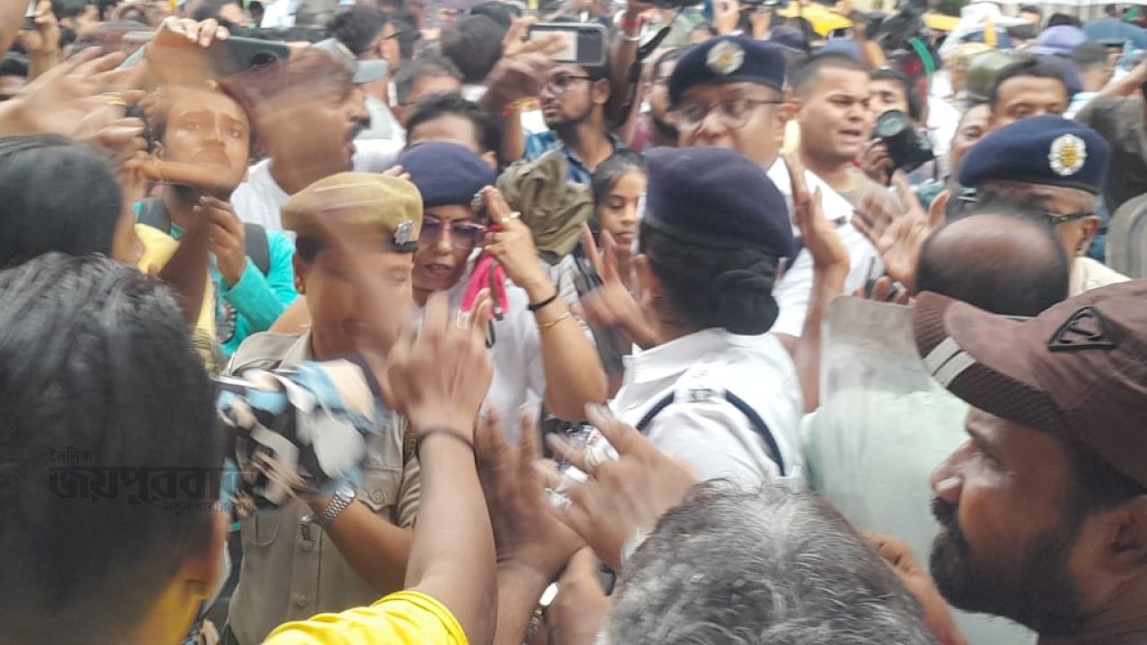 তৃনমুলের প্রতিবাদ মিছিলের সাথে বিজেপি সংঘর্ষ