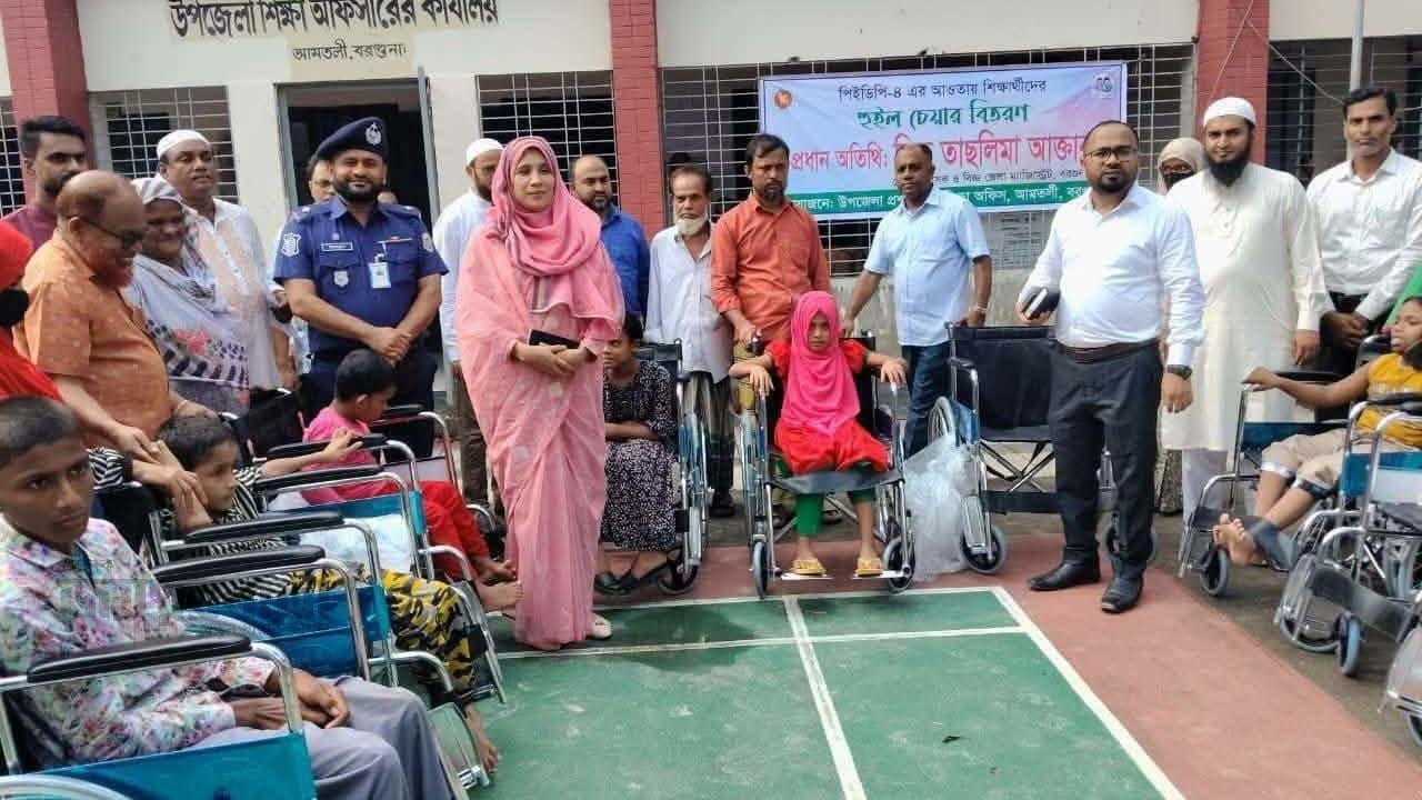 আমতলীতে বিশেষ চাহিদাসম্পন্ন শিক্ষার্থীর মুখে হাসি