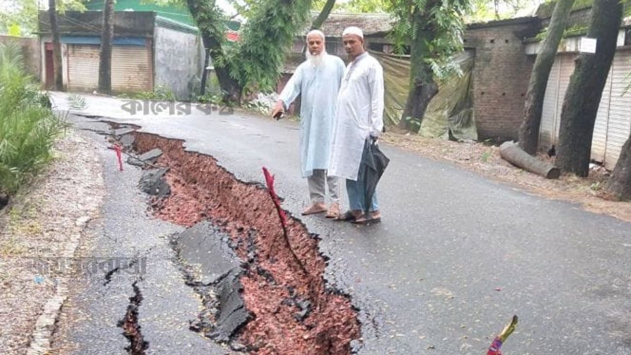 আমতলীতে নির্মাণাধীন ৫ কোটি টাকার সড়কে ধস,ঝুঁকিতে যান চলাচল