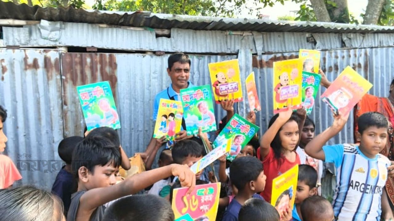 ২৪ বছর ধরে বই ও স্যালাইন বিতরণ করেন কুষ্টিয়ার কাজী সোহান 