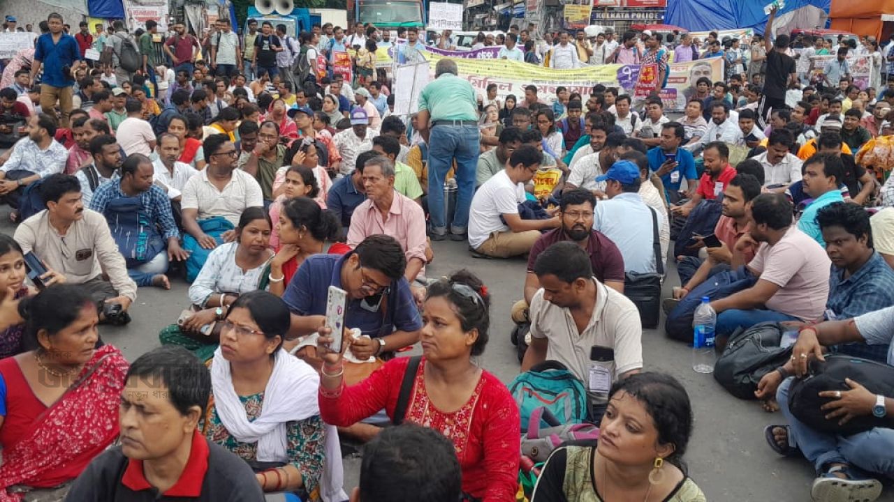 শিয়ালদায় শিক্ষক-শিক্ষিকা ও অনশনকারী ঐক্য মঞ্চের মিছিল সমাবেশ