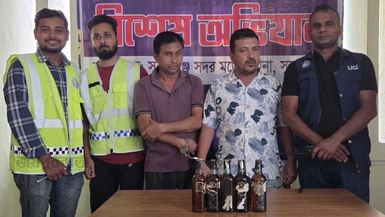 নবীনগর এলাকায় পুলিশের অভিযানে ভারতীয় মদসহ ২ জন আটক