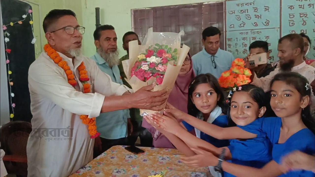 দীর্ঘ কর্মজীবনের শেষ দিন, ভালোবাসায় ভাসলেন প্রিয় প্রধান শিক্ষক আব্দুল বারী