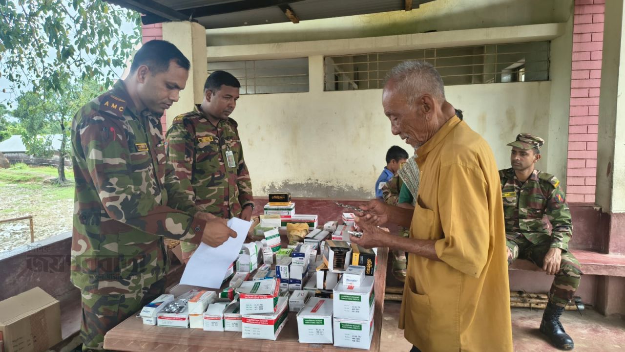 সেনাবাহিনীর বিনামূল্যে চিকিৎসা সেবা ও শিক্ষা সামগ্রী বিতরন 