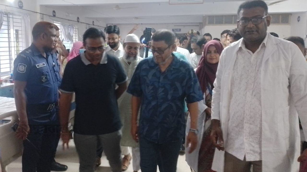 হঠাৎ কালাইয়ে স্বাস্থ্যমন্ত্রী, ঘুরে দেখলেন ওয়ার্ড, নিলেন সেবার খোঁজ