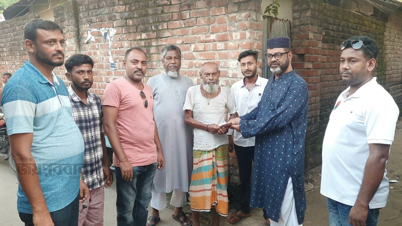 সান্তাহারের সাবেক মেয়র অসহায়দের দিলেন আর্থিক সহায়তা 