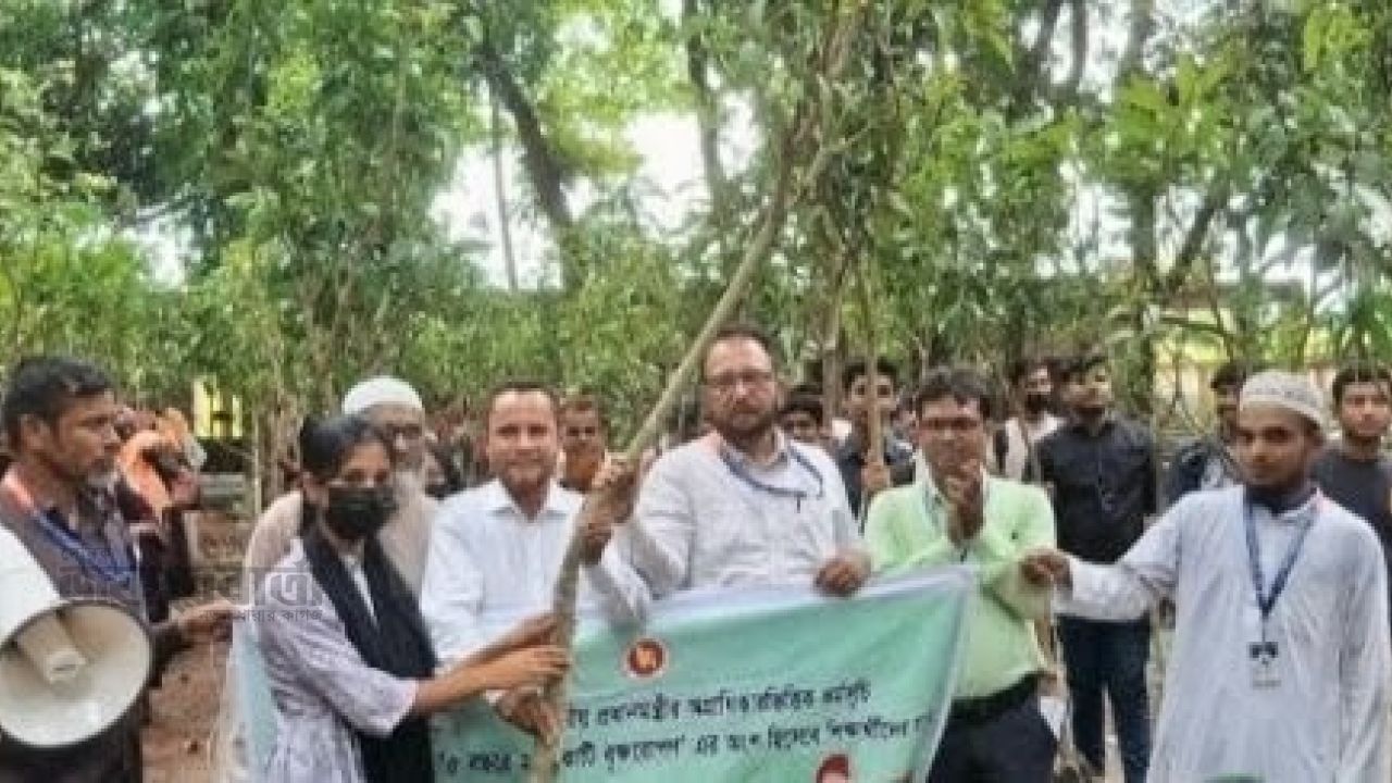 সাতক্ষীরায় শিক্ষার্থীর মাঝে গাছের চারা বিতরণ