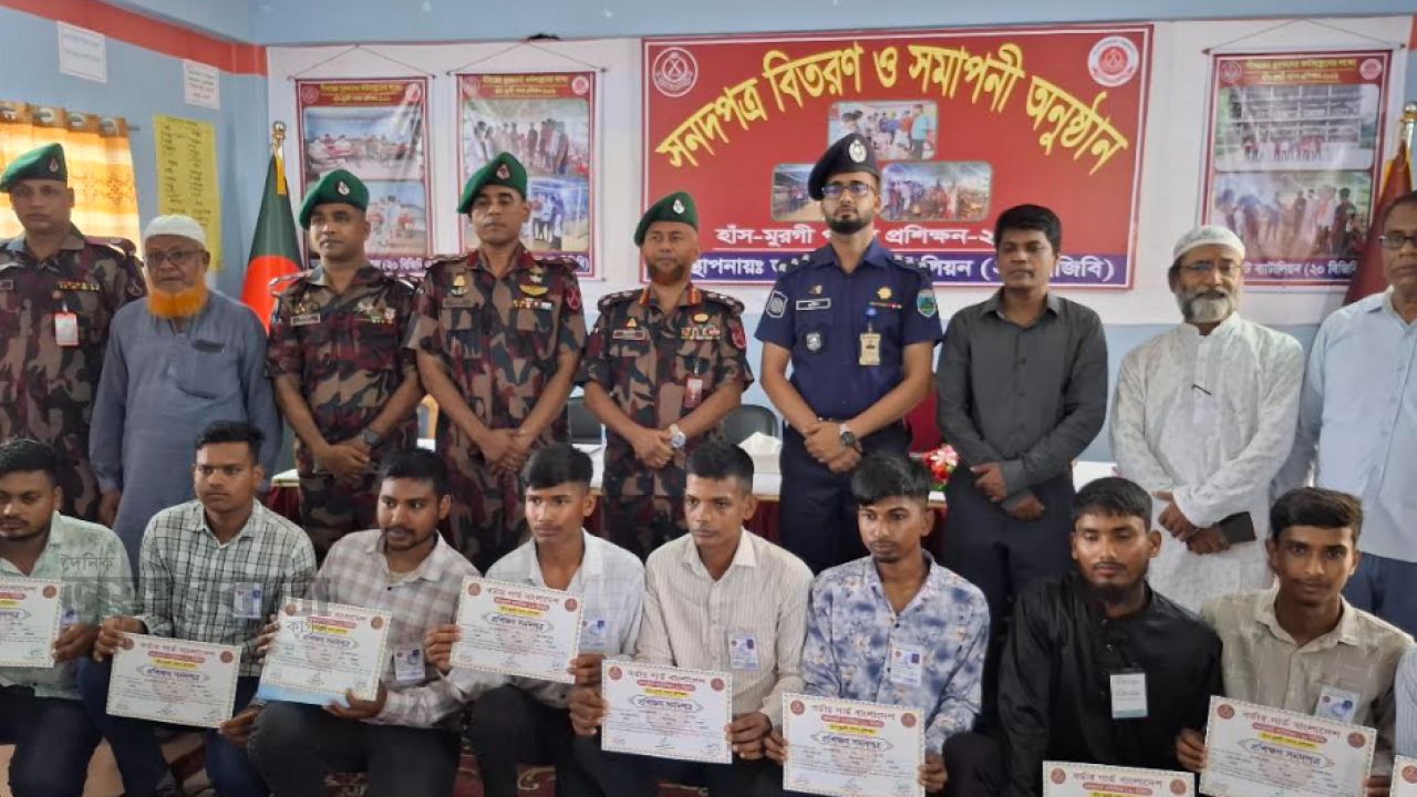 জয়পুরহাটে সীমান্তবর্তী যুবকদের স্বাবলম্বী করতে বিজিবির প্রশিক্ষণ ও সনদ বিতরণ