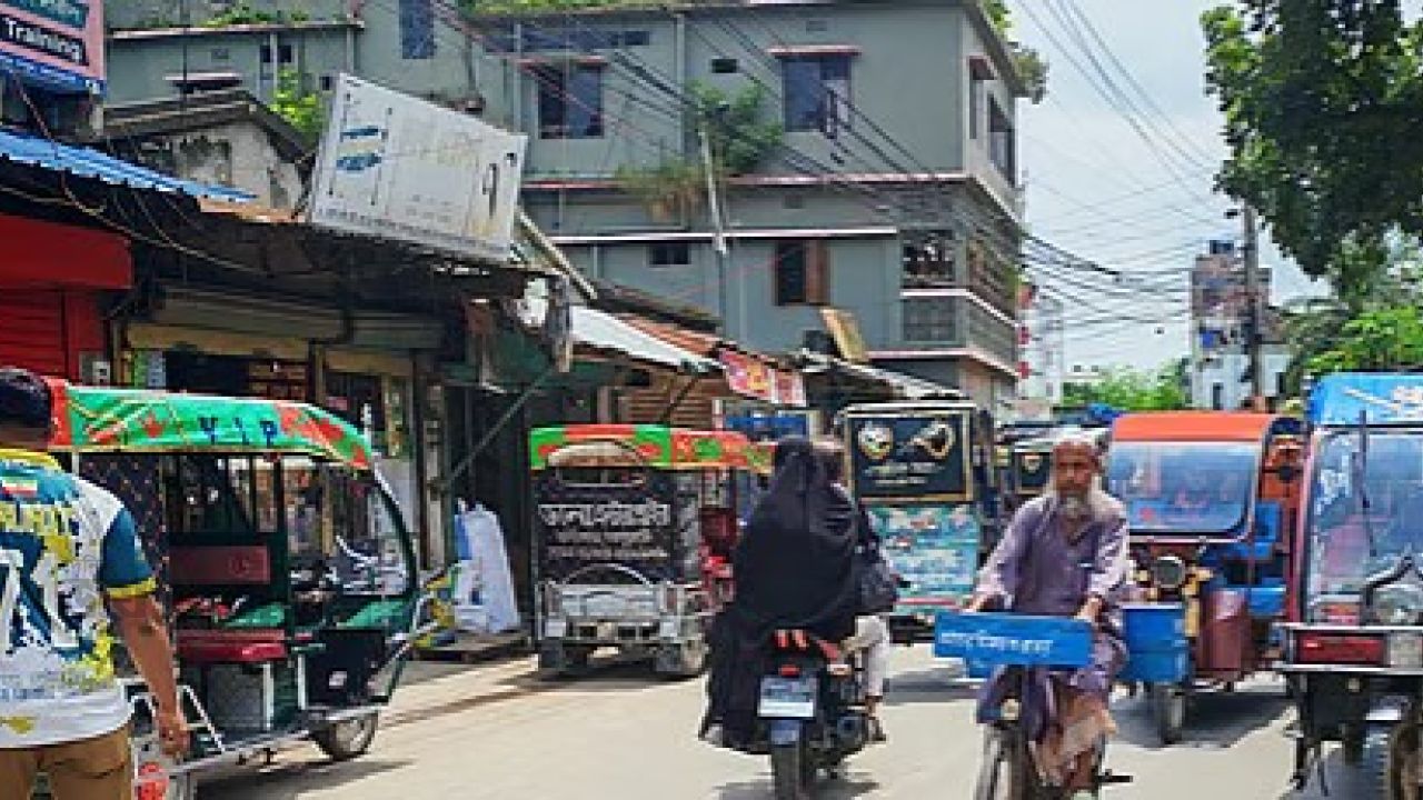 আট মাস ধরে আক্কেলপুর-জয়পুরহাট রুটে বাস চলাচল বন্ধ 