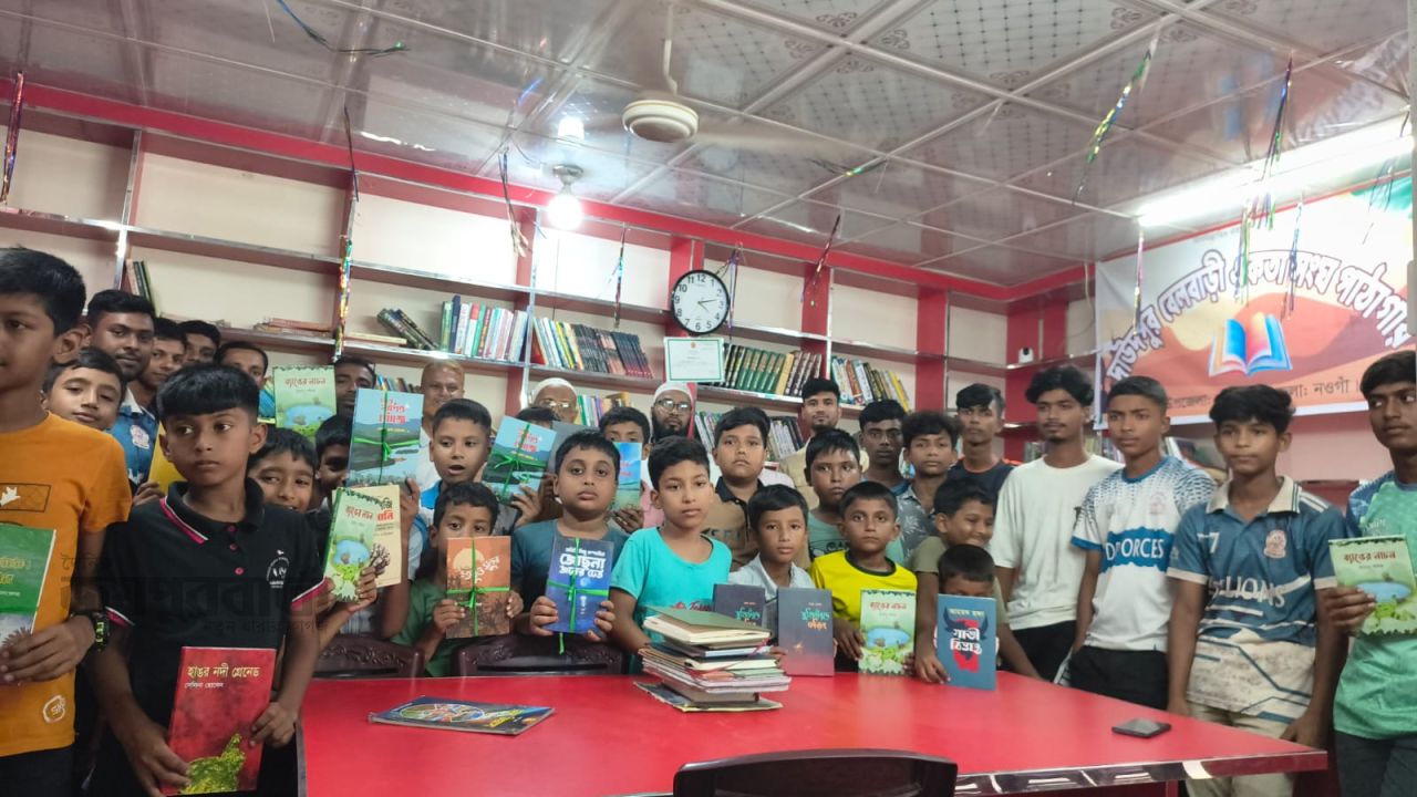 রাণীনগরে বই-কলম উপহার পেলো শিক্ষার্থীরা 
