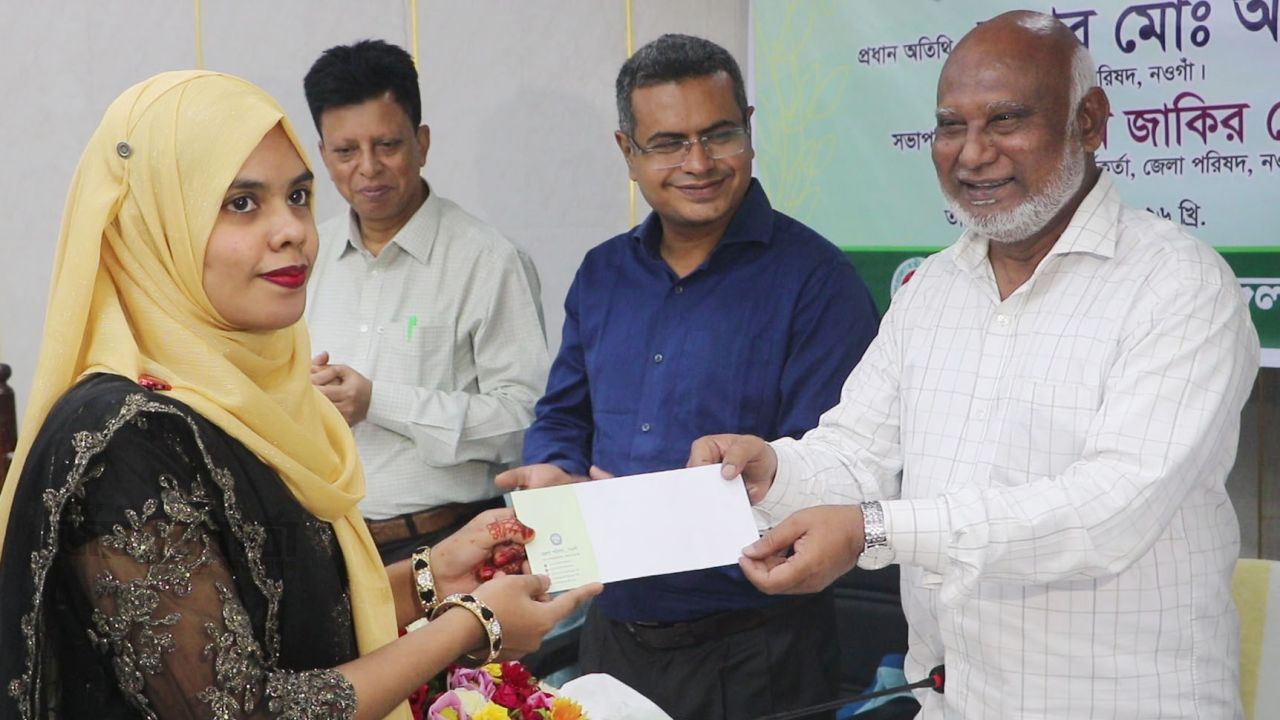নওগাঁয় মেধাবী শিক্ষার্থীদের বৃত্তি প্রদান 