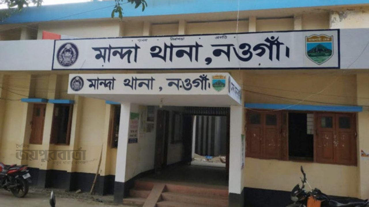নওগাঁর বাসের চাপায় পিষ্ট হয়ে চার্জারভ্যান চালক নিহত
