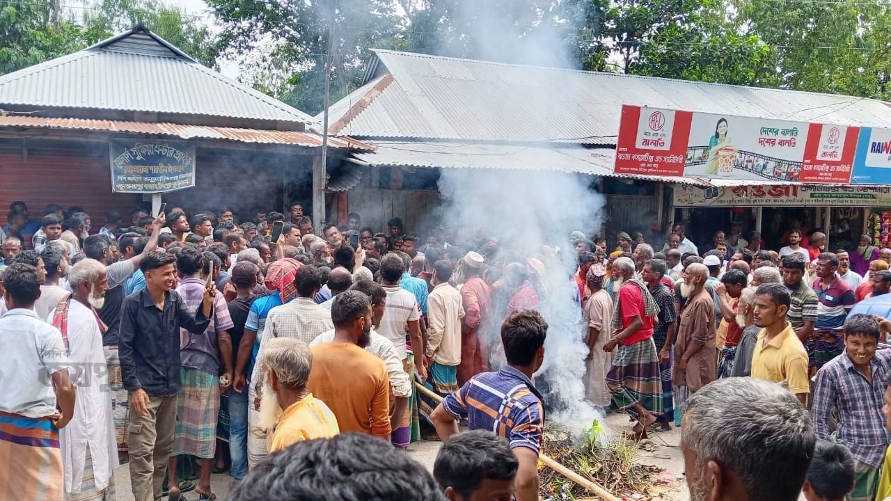 কুড়িগ্রামে সারের দাবিতে আবারও কৃষকদের সড়ক অবরোধ