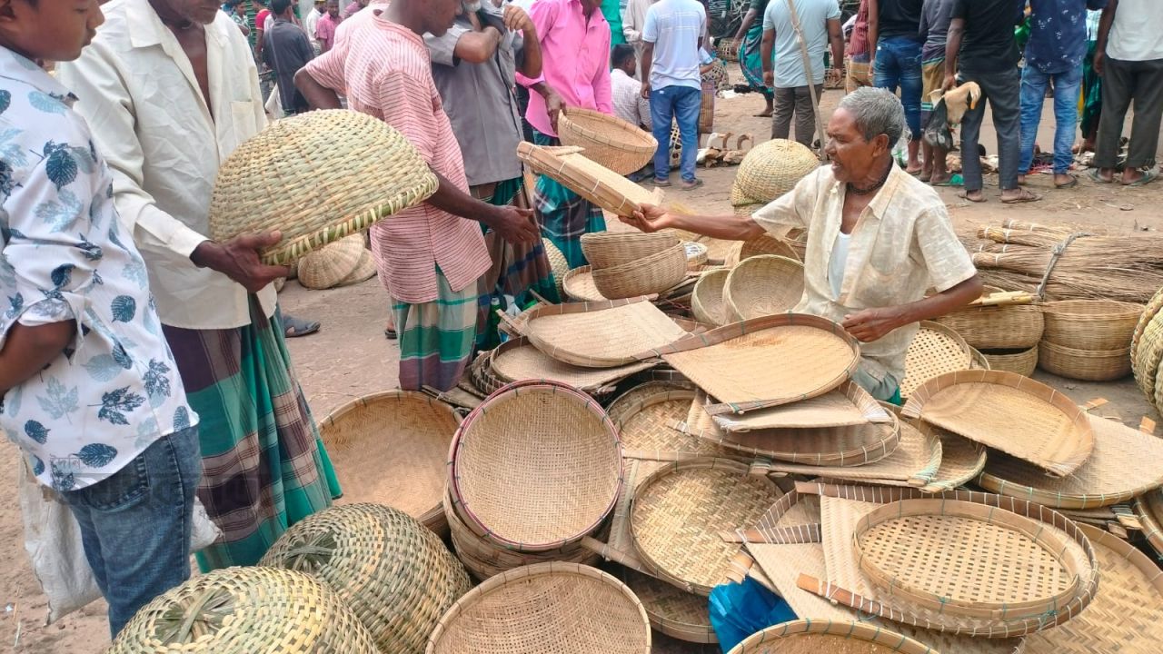 দুপচাঁচিয়ায় বাঁশশিল্পের দুই কারিগর বার্ধক্য ও প্রতিকূলতা জয় করে আত্মমর্যাদার লড়াই