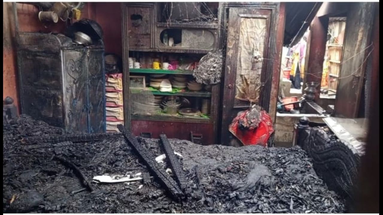 আশুলিয়ায় ভয়াবহ অগ্নিকাণ্ডে পুড়ে ছাই বসতবাড়ি