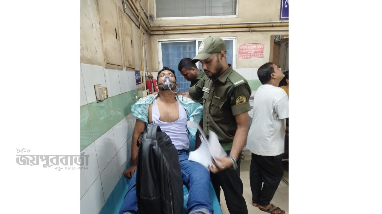 অসুস্থ সাংবাদিককে হাসপাতালে ভর্তি করালেন আনসার সদস্য