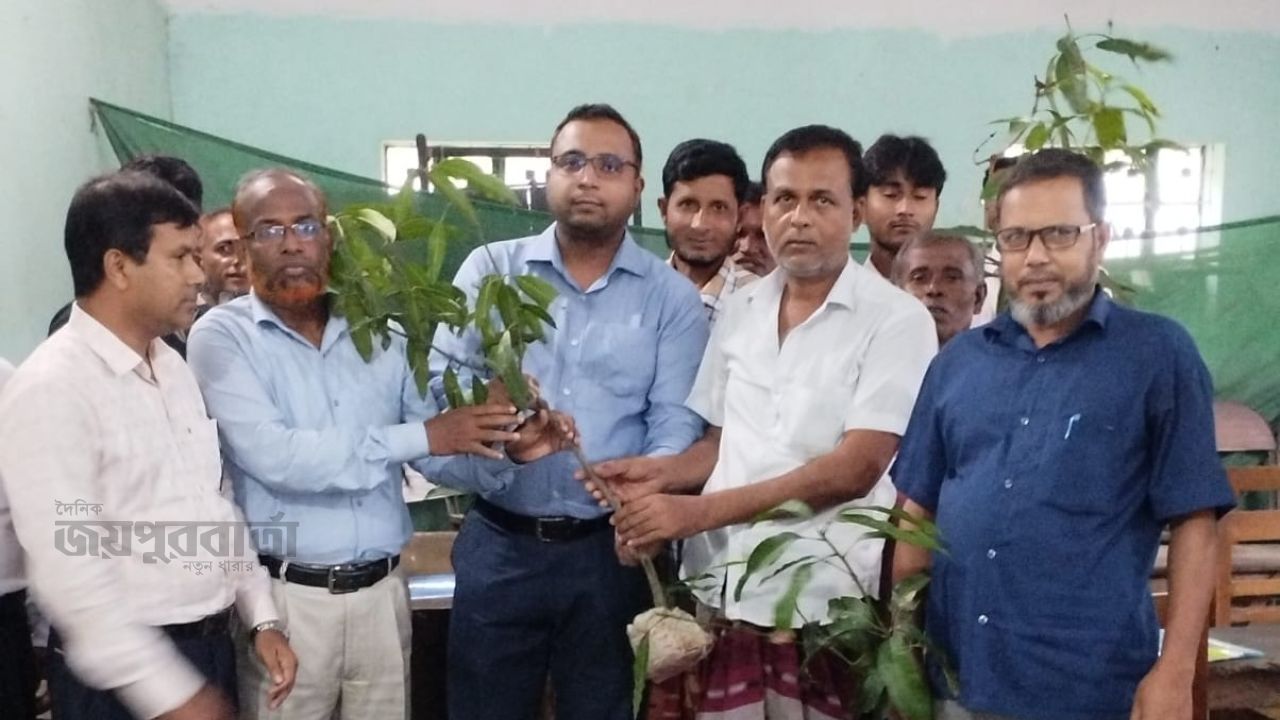 ধামইরহাটে ভ্রাম্যমান সমবায় প্রশিক্ষণ ও বৃক্ষরোপন