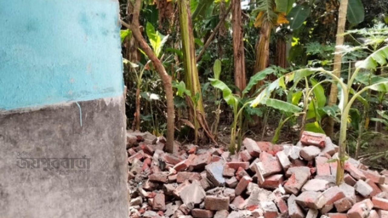সাতক্ষীরায় চাচার বিরুদ্ধে বসতবাড়ি ভাঙচুরের অভিযোগ ভাতিজার