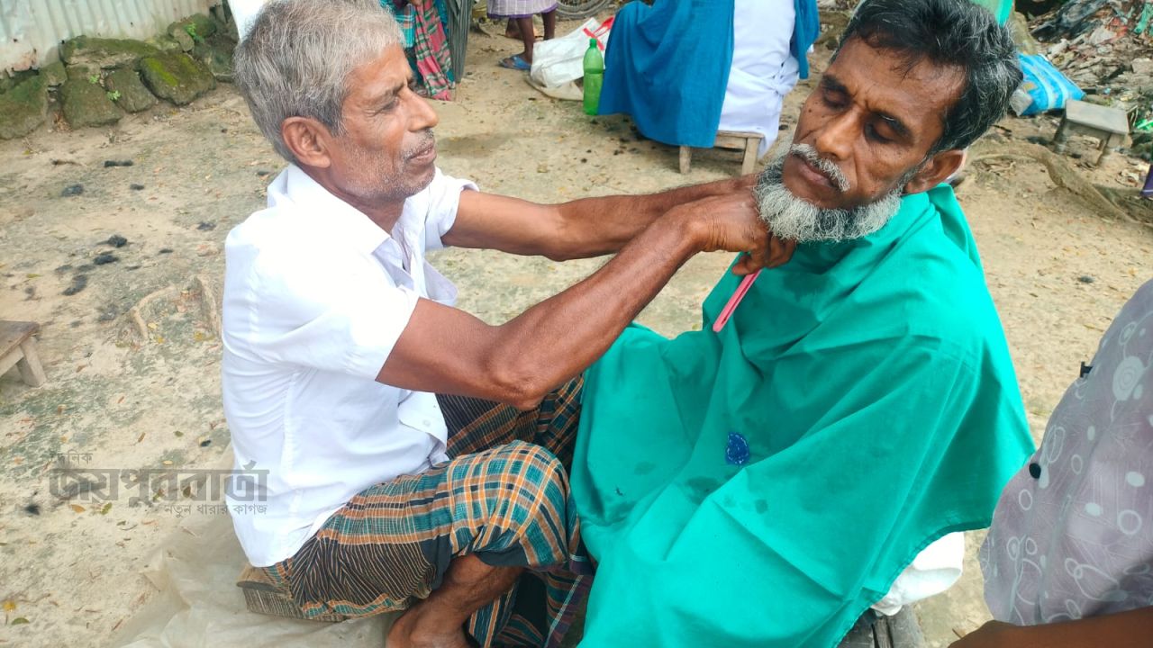 গ্রামীণ নাপিতের ঐতিহ্য: শিকড় আঁকড়ে দুই প্রবীণের অনন্য লড়াই