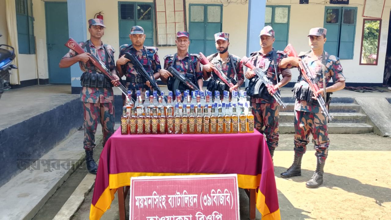 ঝিনাইগাতী সীমান্তে বিজিবির অভিযানে  ভারতীয় মদ জব্দ