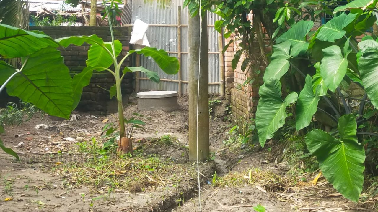 আত্রাইয়ে বিচারাধীন জমিতে জবরদখল করে টয়লেট স্থাপনের অভিযোগ
