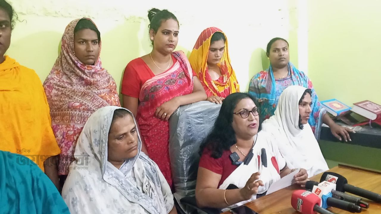 জীবনের নিরাপত্তা চেয়ে সংবাদ সম্মেলন করলেন মৌ হিজড়া