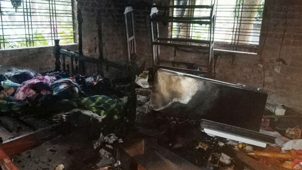 বাঘায় পরকীয়ার জের বাড়িতে বিক্ষুব্ধ জনতার অগ্নিসংযোগ