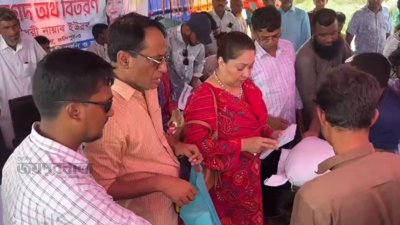 ফরিদপুরে নদীভাঙনে ক্ষতিগ্রস্ত পরিবারগুলোর মাঝে সহায়তা প্রদান