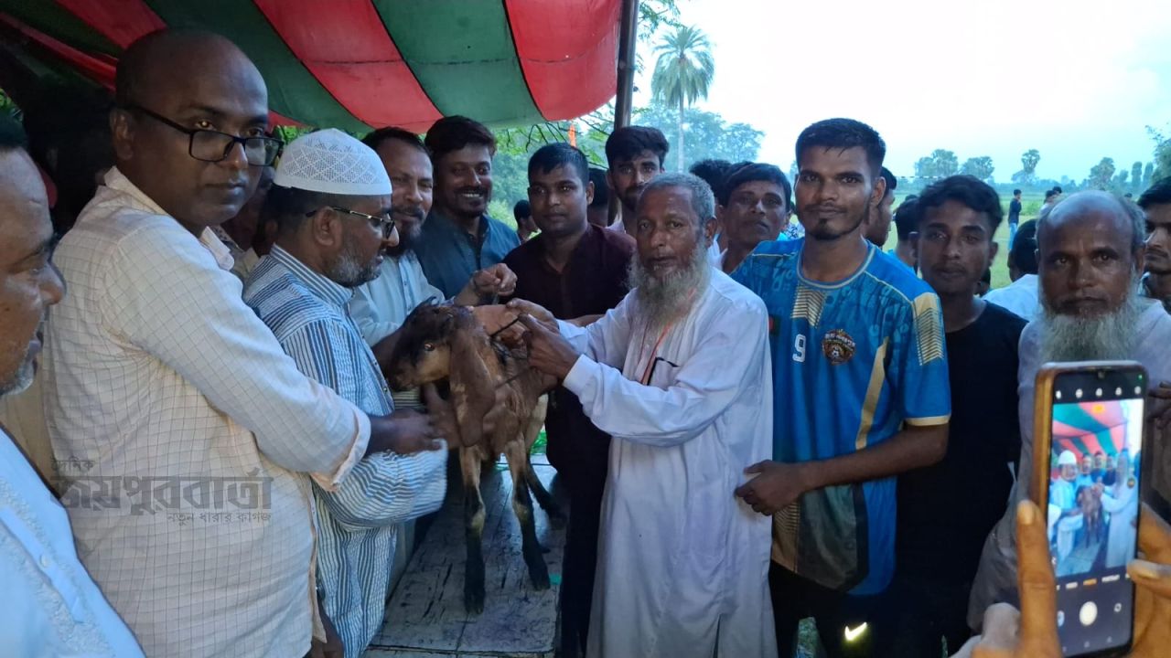 পর্দাবন্দী জীবনের গণ্ডি পেরিয়ে কাদা-মাটির মাঠে তরুণরা