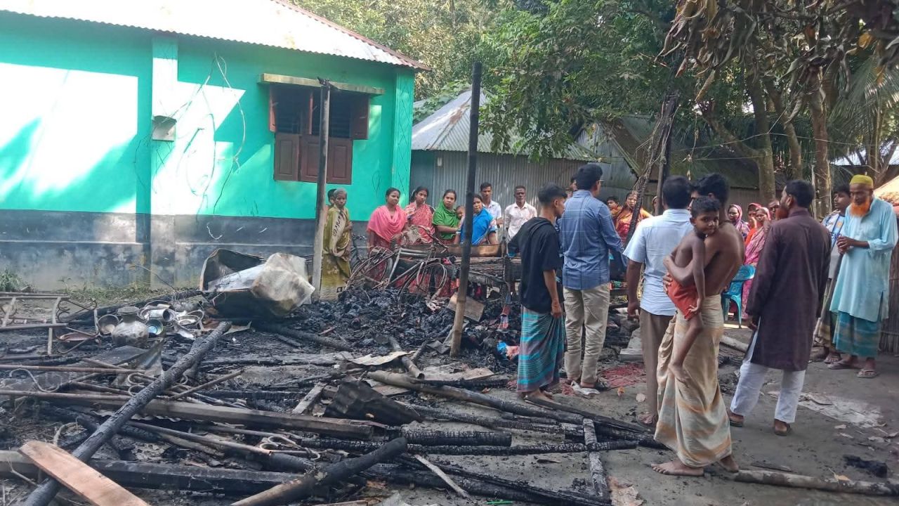 ধুনটে অগ্নিকাণ্ডে সর্বস্বান্ত বাদ্যকর পরিবার