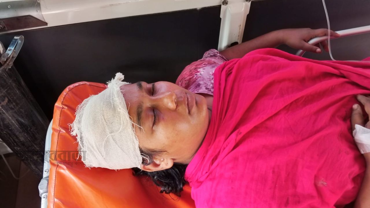  সীমানা প্রাচীর নির্মাণ নিয়ে দ্বন্দ্ব! প্রতিপক্ষের আঘাতে গৃহবধূ জখম