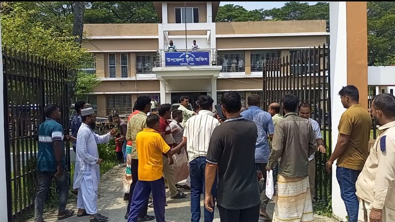 দেবোত্তরে জমি নিয়ে বিরোধে দুই পক্ষের হাতাহাতি