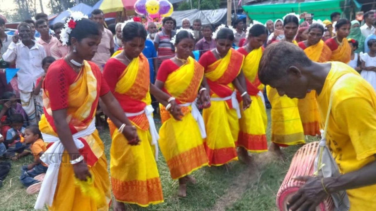 মহাদেবপুর আদিবাসীদের কারাম উৎসব অনুষ্ঠিত 