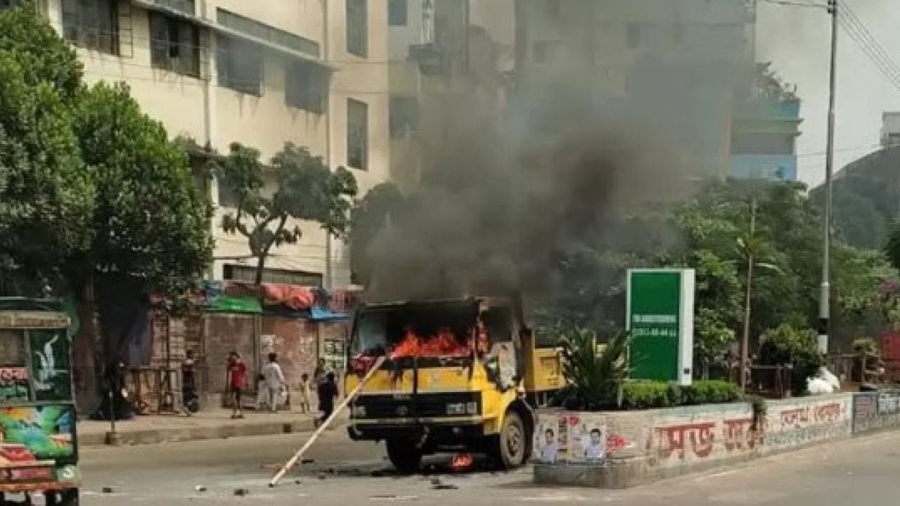 মিরপুরে ফুটপাত উচ্ছেদকে কেন্দ্র করে হামলা,ভাঙচুর ও অগ্নিসংযোগ