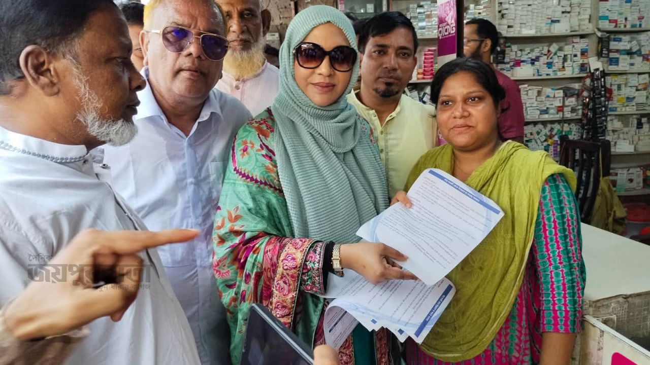 বদরগঞ্জে সংরক্ষিত নারী এমপির লিফলেট বিতরণ