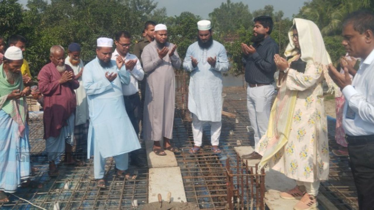 কাহারোলে মাদ্রাসা ও এতিমখানার ছাদ ঢালাইয়ের উদ্বোধন