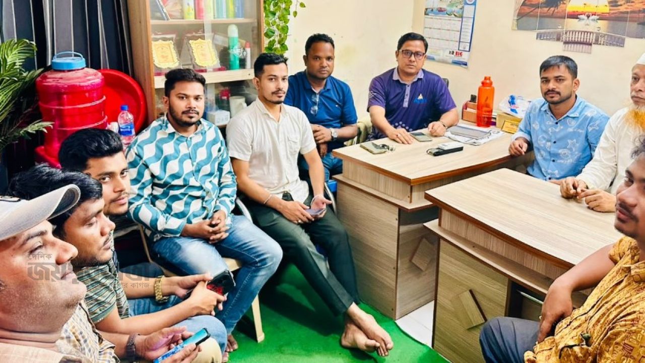 সাংবাদিকদের ওপর হামলা,চকরিয়ায় প্রতিবাদ ও জরুরি সভা