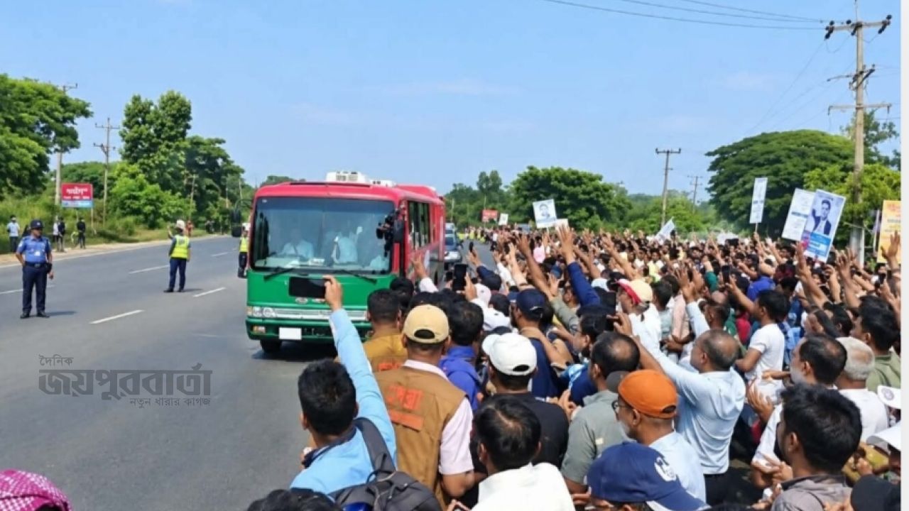 গজারিয়ায় তারেক রহমানকে শুভেচ্ছা জানাতে জনতার ঢল