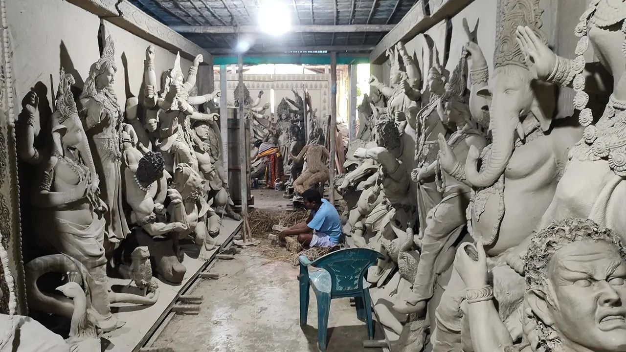 উপকরণের দাম বাড়ায় লাভ নিয়ে শঙ্কায় নরসিংদীর প্রতিমা শিল্পীরা