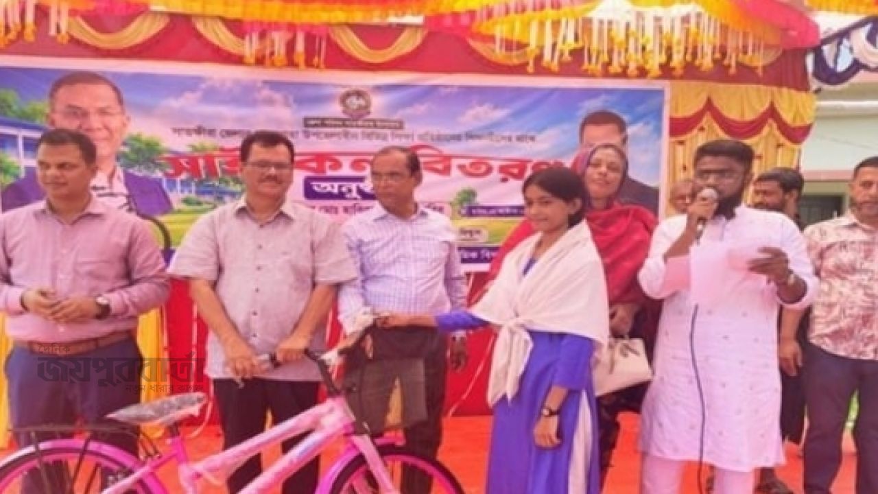 সাতক্ষীরায় শিক্ষার্থীর মাঝে বাইসাইকেল বিতরণ 