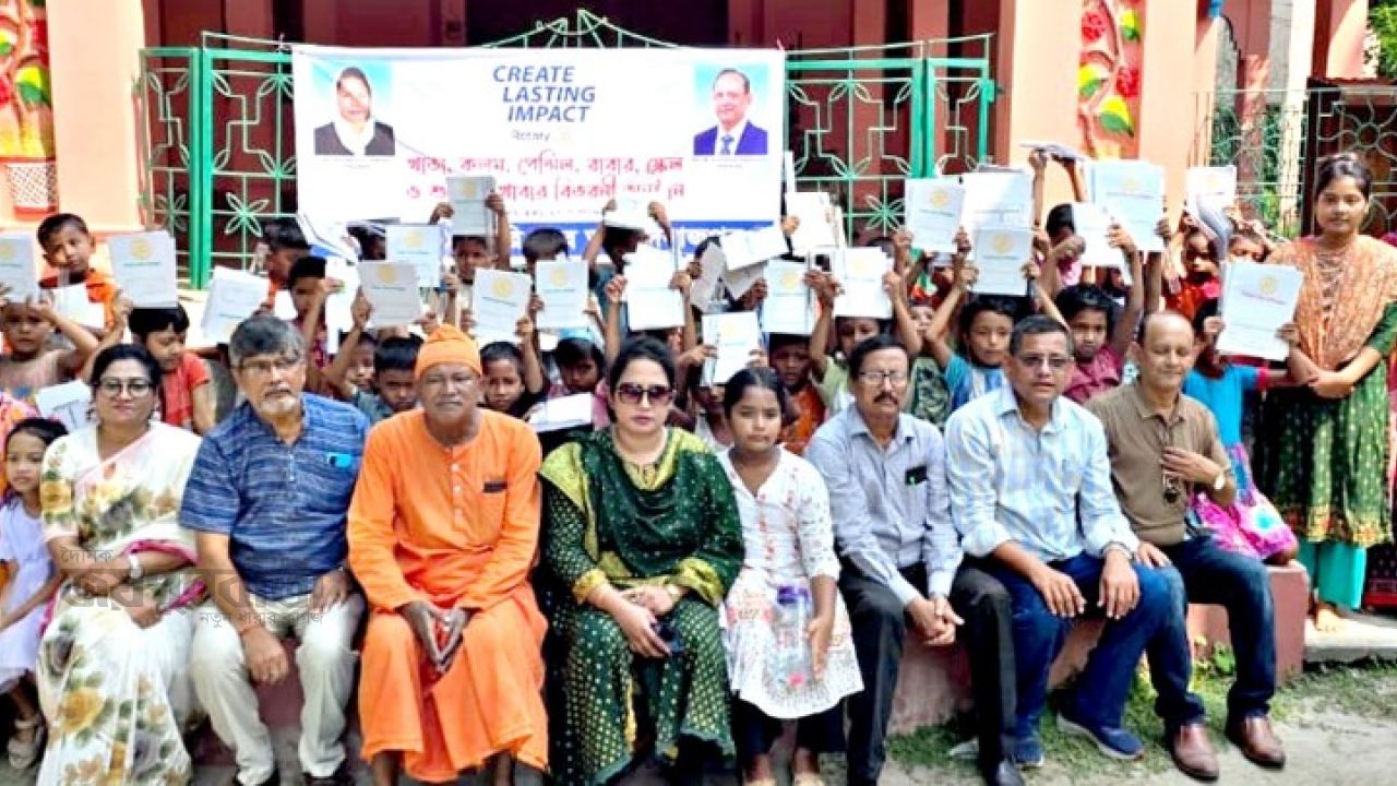 চিরিরবন্দরে দুস্থ,অসহায় শিশুদের মাঝে শিক্ষা উপকরণ ও খাবার বিতরণ 
