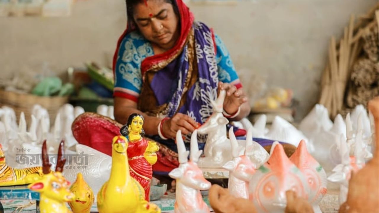 শারদীয় উৎসবে দুপচাঁচিয়ার পালপাড়ায় ব্যস্ততা : আড়ালে আক্ষেপ