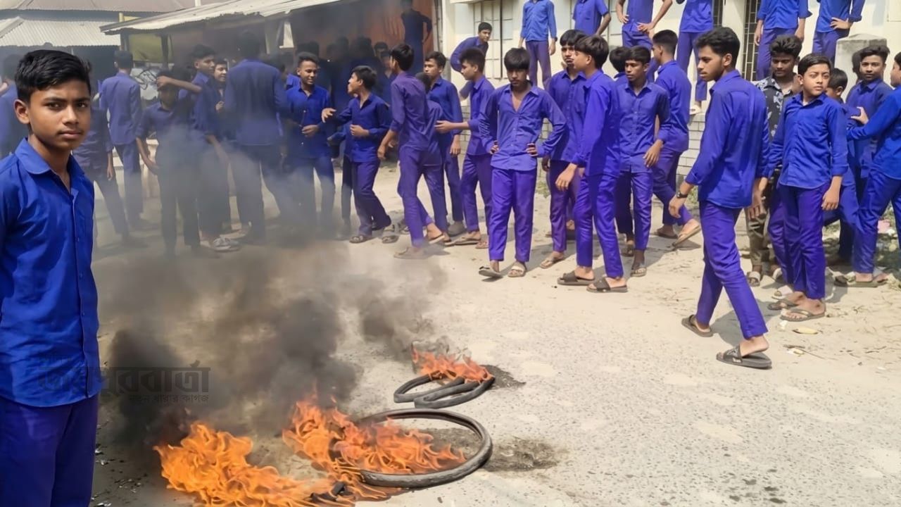 মান্দায় খেলার মাঠের দাবিতে শিক্ষার্থীদের ক্লাস বর্জন ও টায়ার জ্বেলে বিক্ষোভ