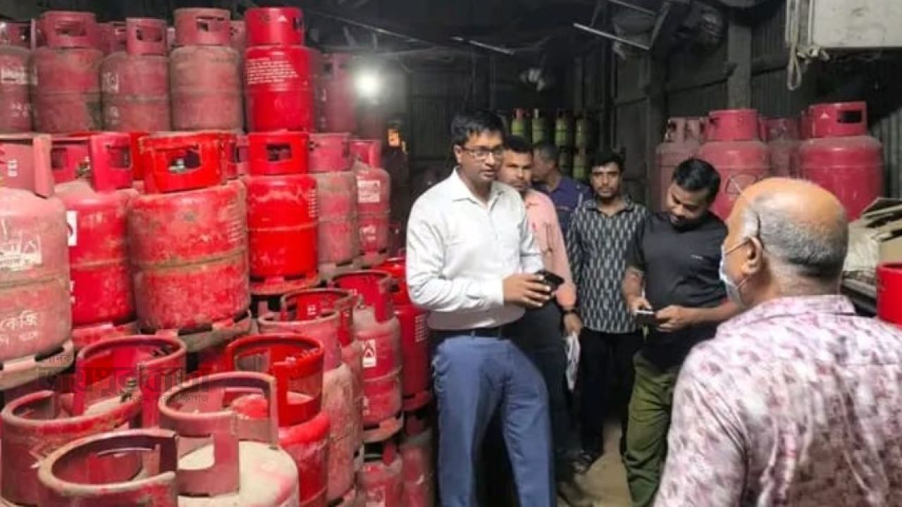 বারহাট্টায় সড়কের উপরে ইট সুরকি রাখায় ৫ জনকে জরিমানা