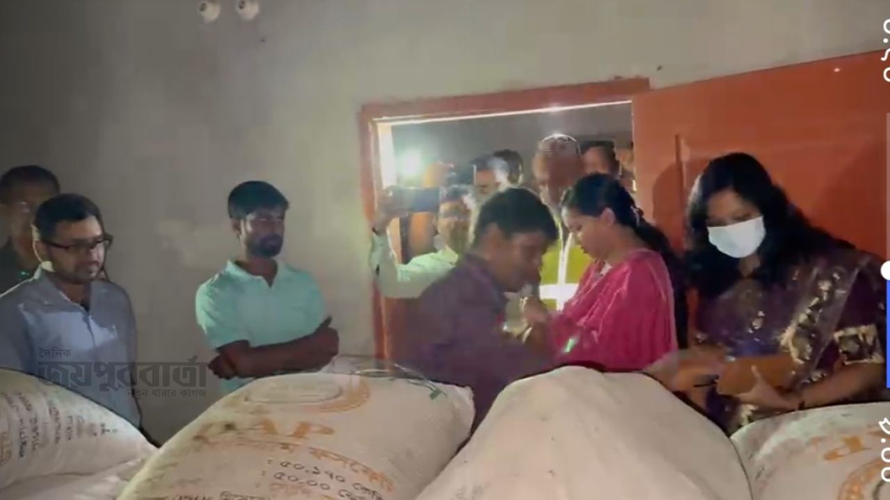 পাঁচবিবিতে কৃষকের বাড়িতে মিলল ৭৬ বস্তা সার