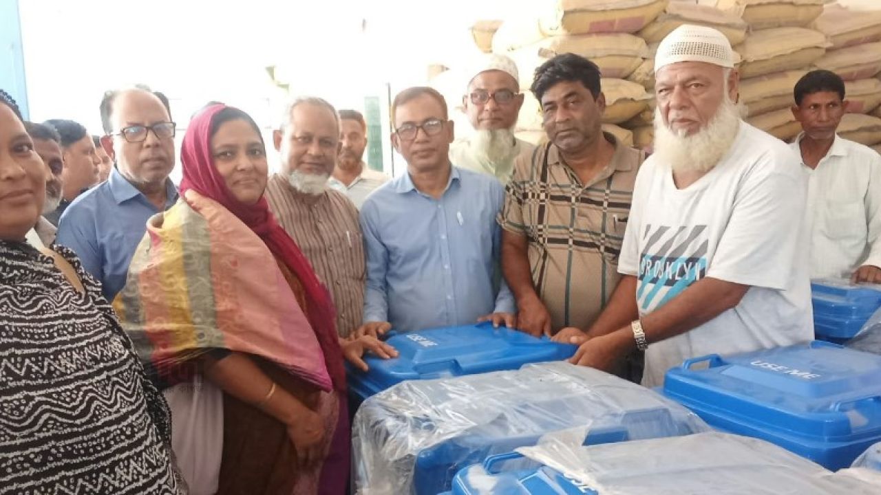 আহসানগঞ্জ ইউনিয়নের বিভিন্ন প্রতিষ্ঠানে ডাস্টবিন বিতরণ 